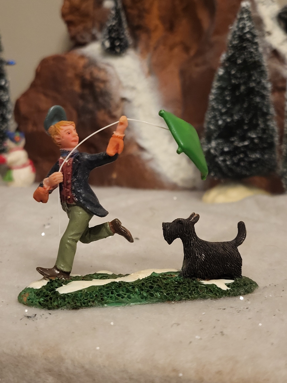 Lemax Flying High Boy with Green Kite & Dog Figurine #72388 Retired 2007